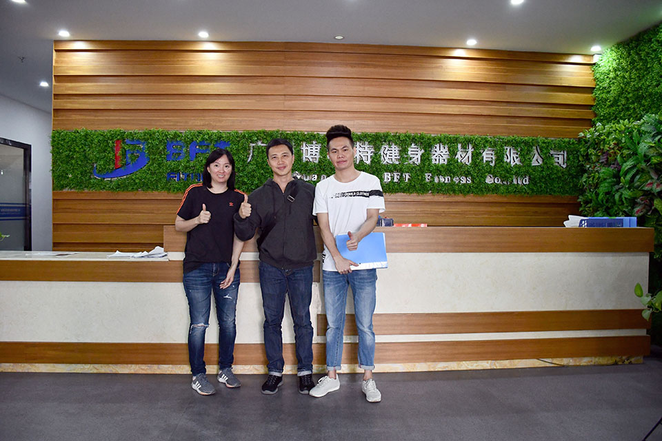 印度尼西亚客户来中国采购叼嘿软件下载健身器材