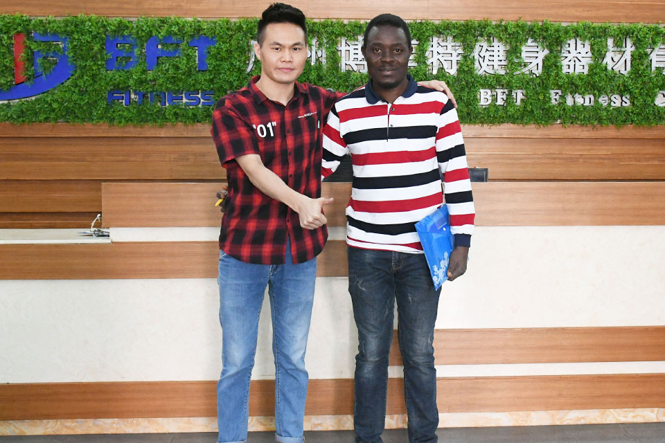 尼日利亚客户来叼嘿软件下载采购健身房器材