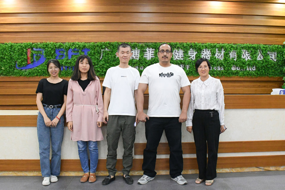 沙特客户进口叼嘿软件下载品牌商用健身器材